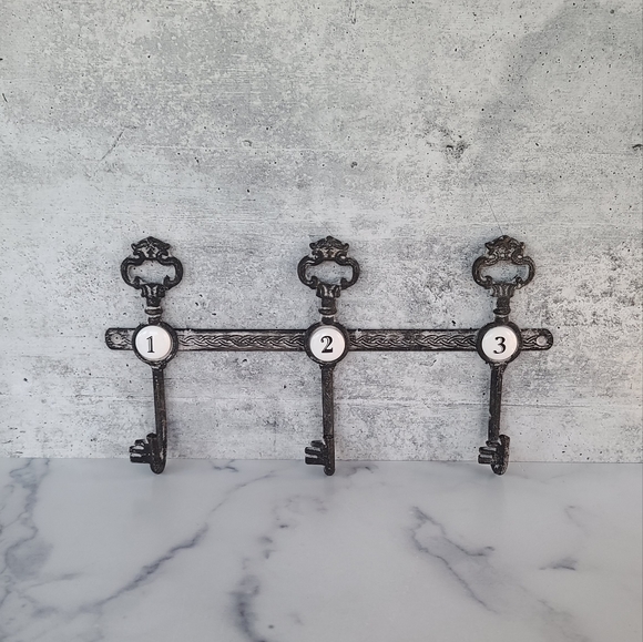 Ornate 3 Hook Wall Mount - Picture 1 of 10